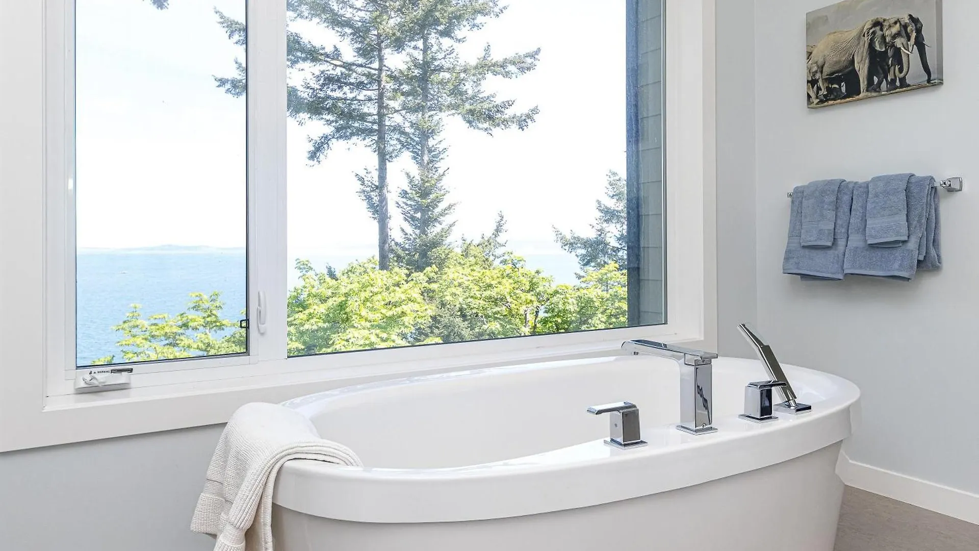 Holiday home Come On In, The Water View Is Waiting For You,,, Oak Bay