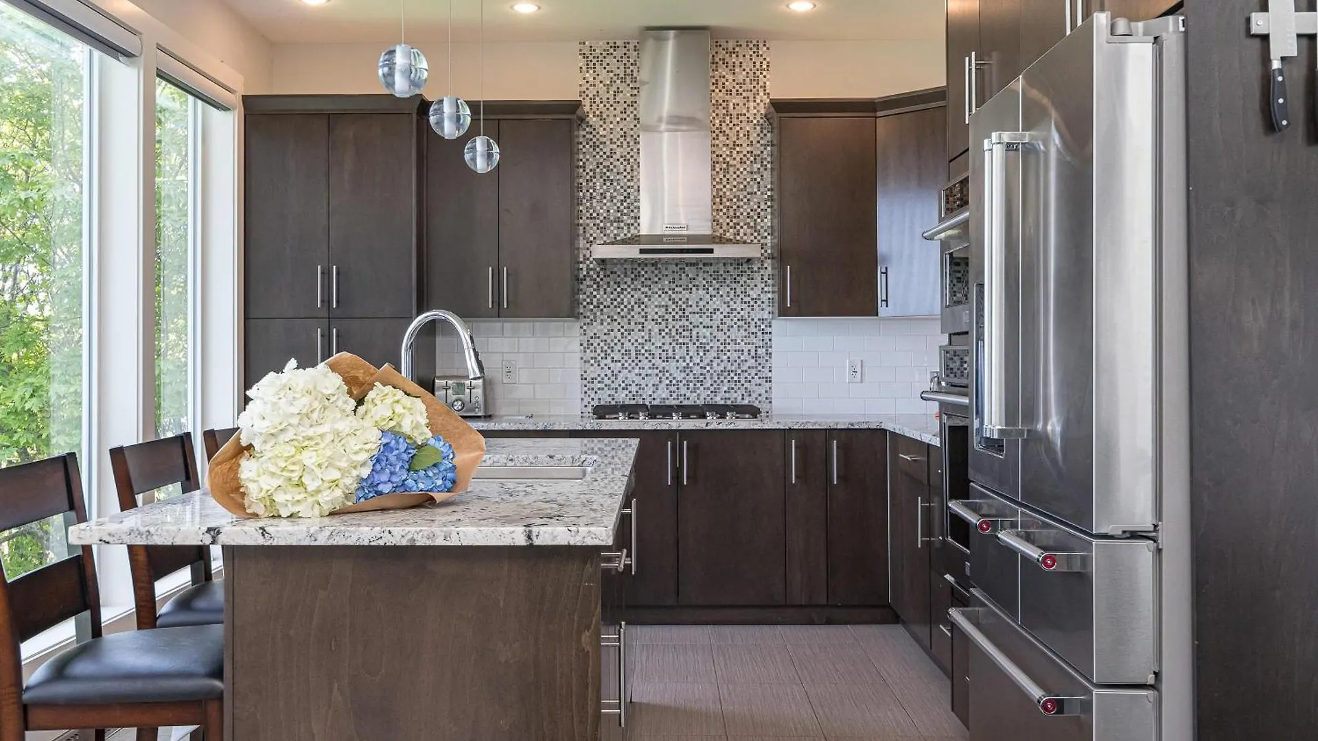 Come On In, The Water View Is Waiting For You,,, Oak Bay